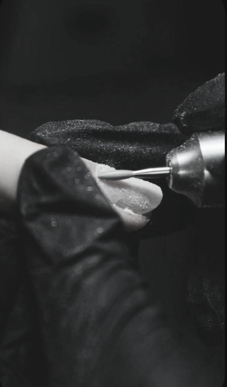 Робота майстра манікюру 10